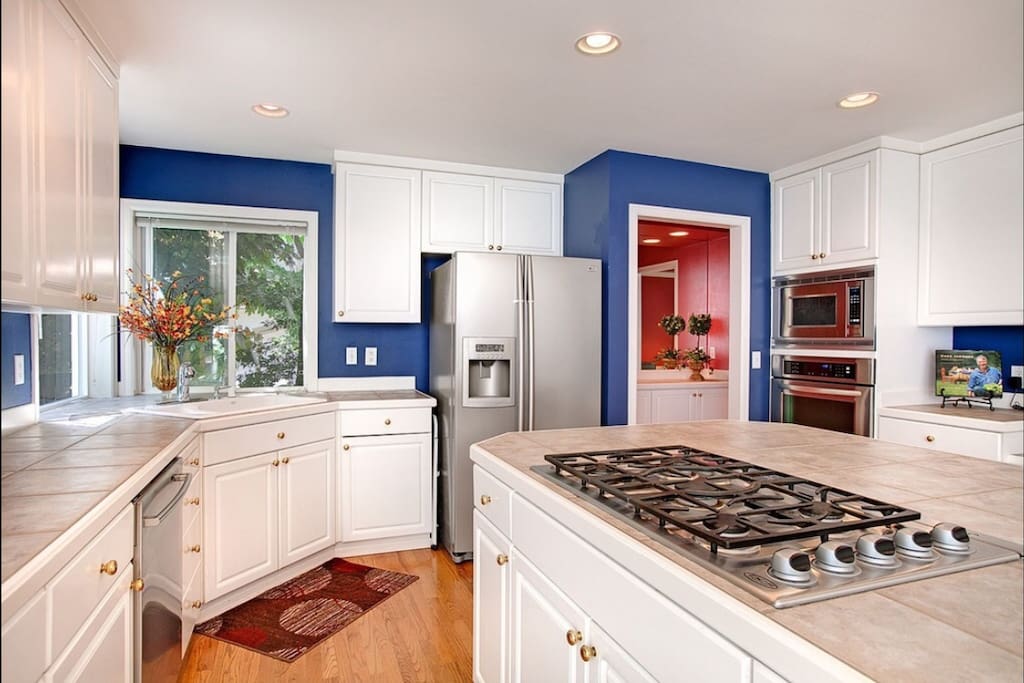 Kitchen, Gas 5-burner stove