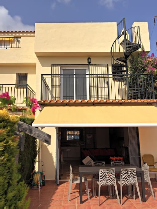 3 terrasses et jardin donnant accès à la piscine qui est situé à 5 mètres de la maison