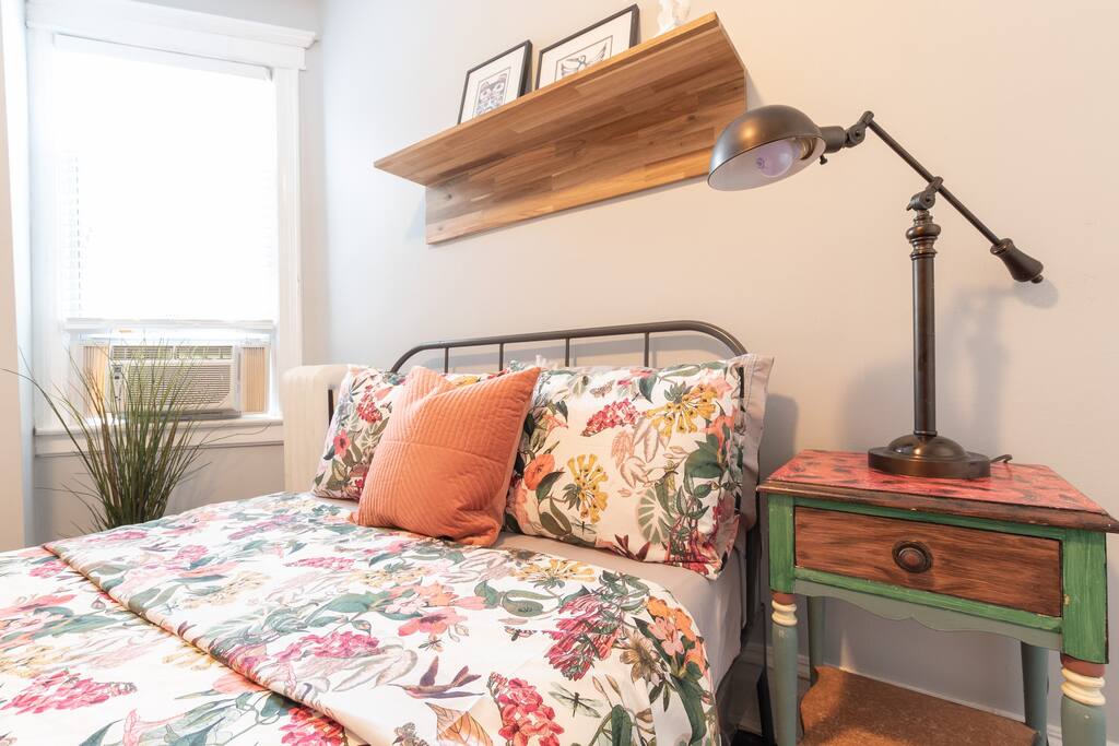 Cozy, sunny room equipped with everything you need for a comfortable stay.