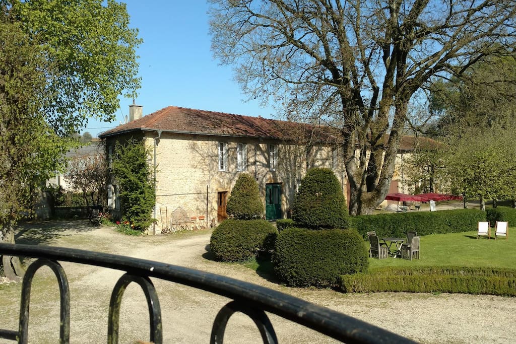 Gîte gebouw gezien vanuit balkon van het kasteeltje
