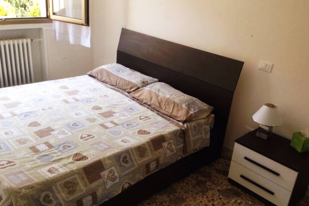 CAMERA privata con letto matrimoniale, comodini e armadio a tre ante con specchio.