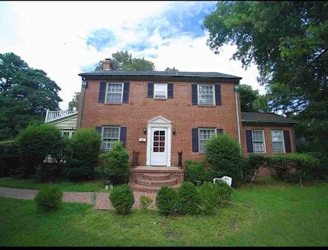 Magnolia Manor 4 Bedrooms , 2 Baths Cheerful house