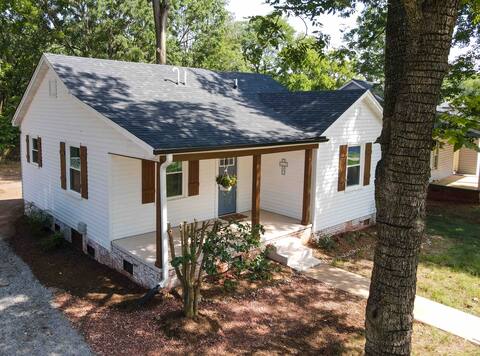Comfy vintage cottage in beautiful small town
