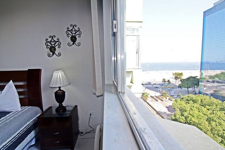 Sea view 2 bedroom a few steps from the beach