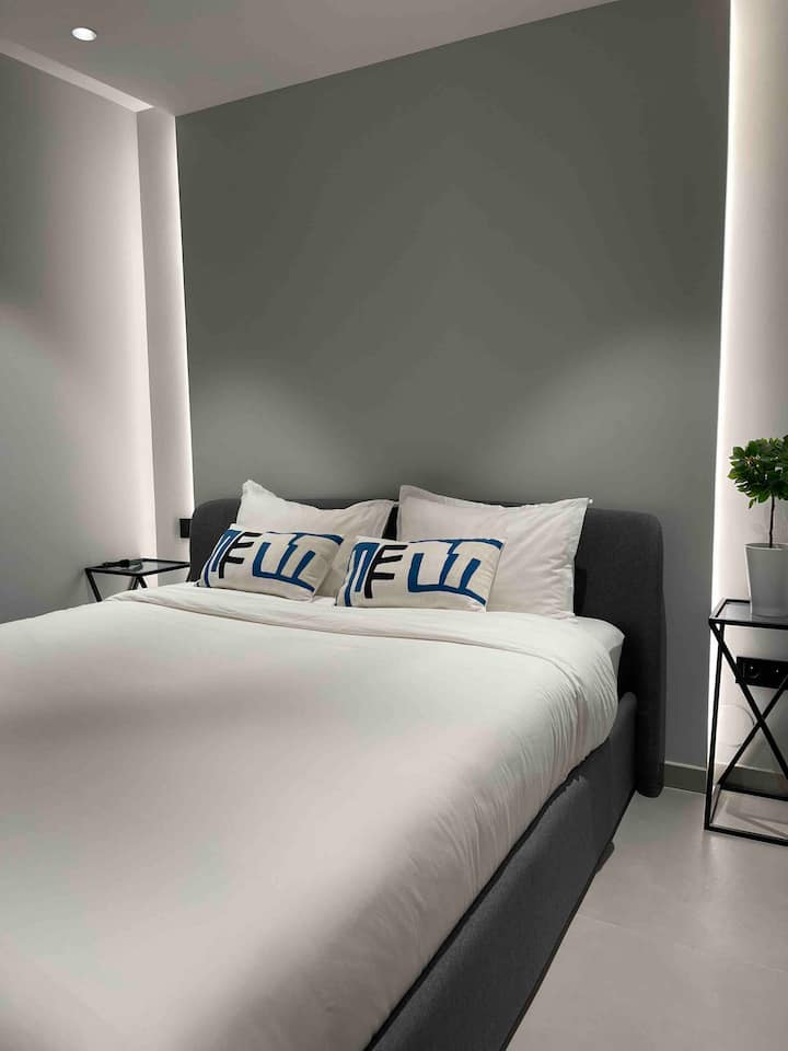 Master bedroom 160 x 200 mattresses 30cm thick, great comfort.
Fresh and ironed bed linen integrated with your  rental