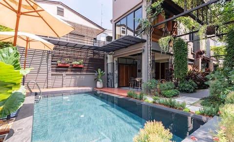 Stylish Twin House: 5BR+hot tubs+salt water pool