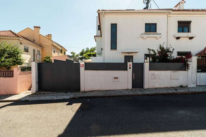 Luxury Villa with a pool in the city gallery image 4