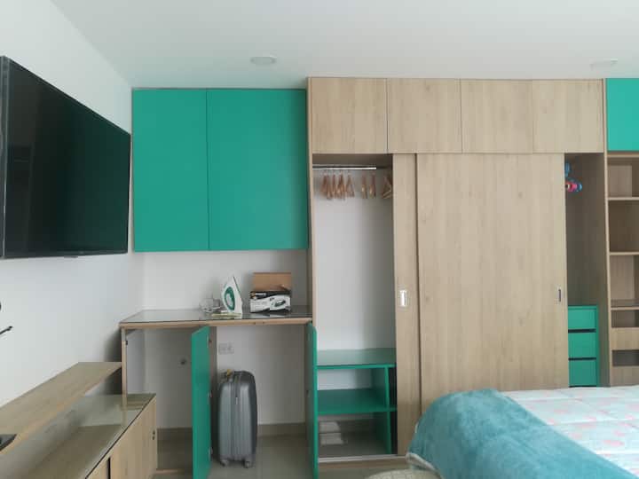 Großer Schrank mit Gepäckaufbewahrung. Auf diesem Foto hat es 1 Fernseher im Zimmer, jetzt haben wir diesen Fernseher im Sala ausgegeben. Wir platzieren es nach den Bräuchen der Gäste.