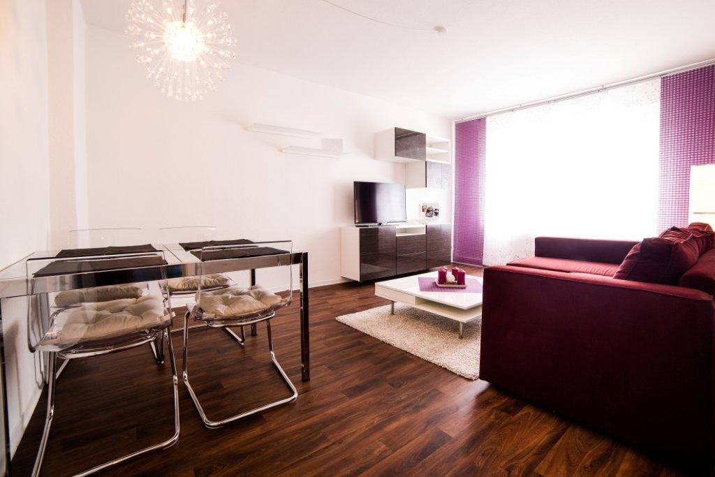 Wohn- und Esszimmer mit Schlafsofa
