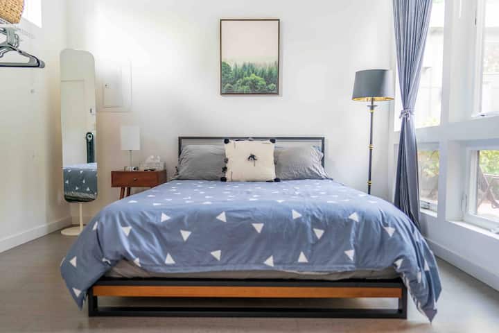 ห้องนอนใหญ่พร้อมวิวลานบ้าน 