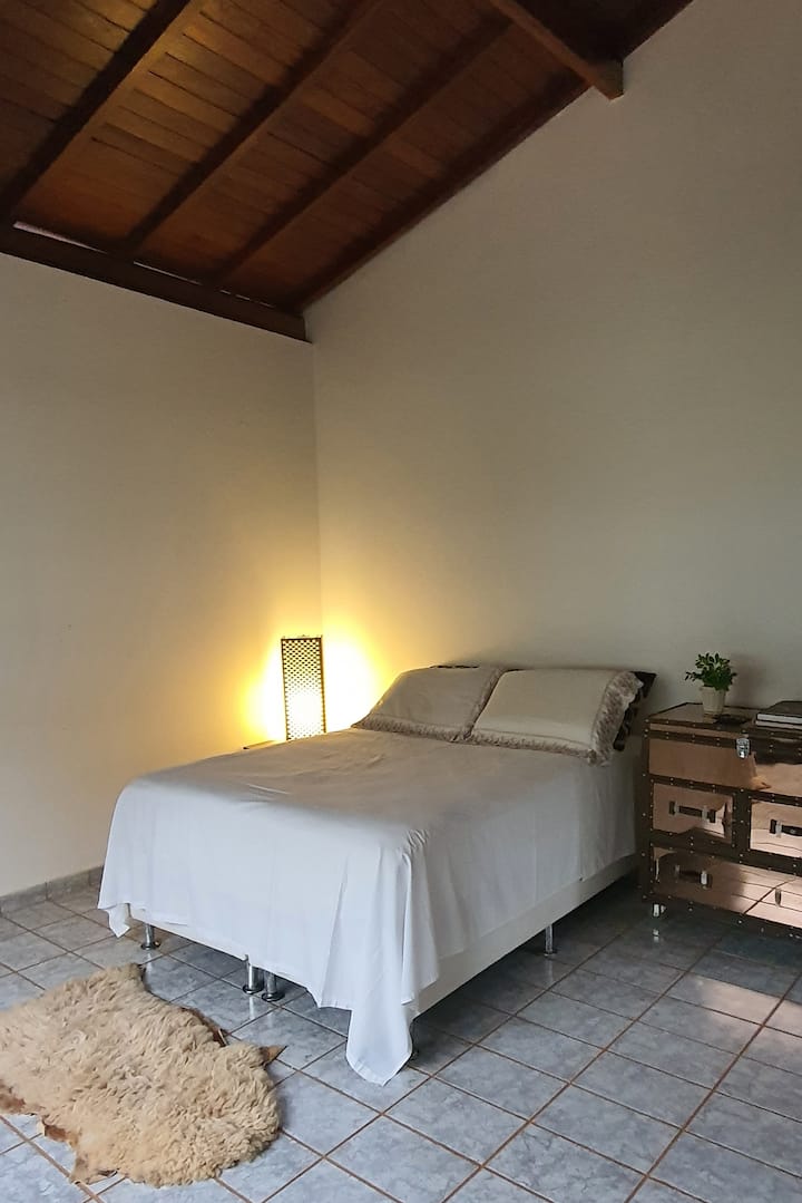 Dhomë dyshe në katin e mësipërm. Ka një pamje të bukur.