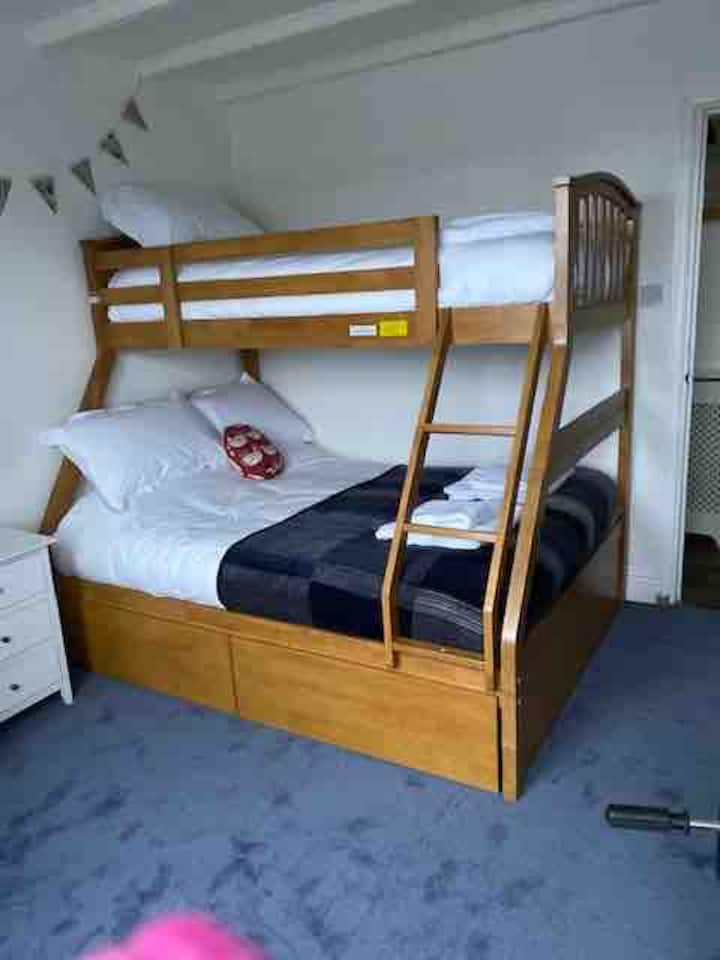 卧室2 ：三层床
底部双人床，上面单人床