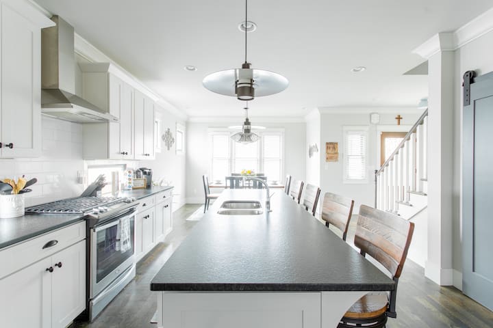 East Nashville Stunner <10mins to Broadway! gallery image 4