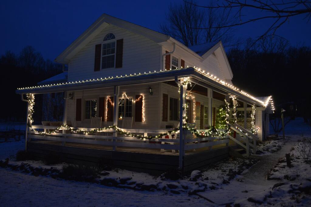 Mohican Farmhouse and animals Houses for Rent in Perrysville, Ohio, United States