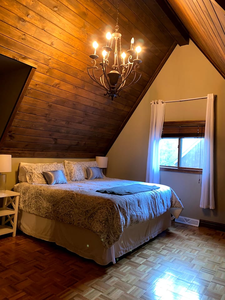 Master Suite

Saratoga Springs: Racetrack, Chalet, Horses, Upstate NY, Fire Pit, Near Downtown, Family Friendly, Dog Friendly