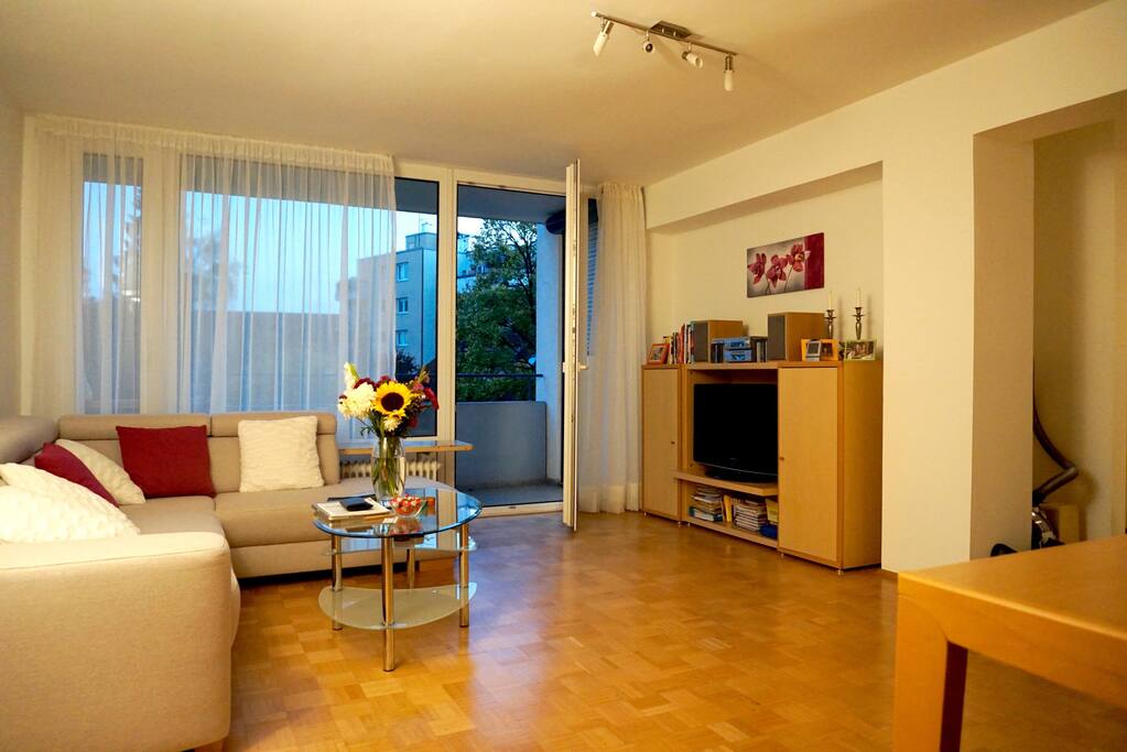 Helles und freundliches Wohnzimmer mit Balkon