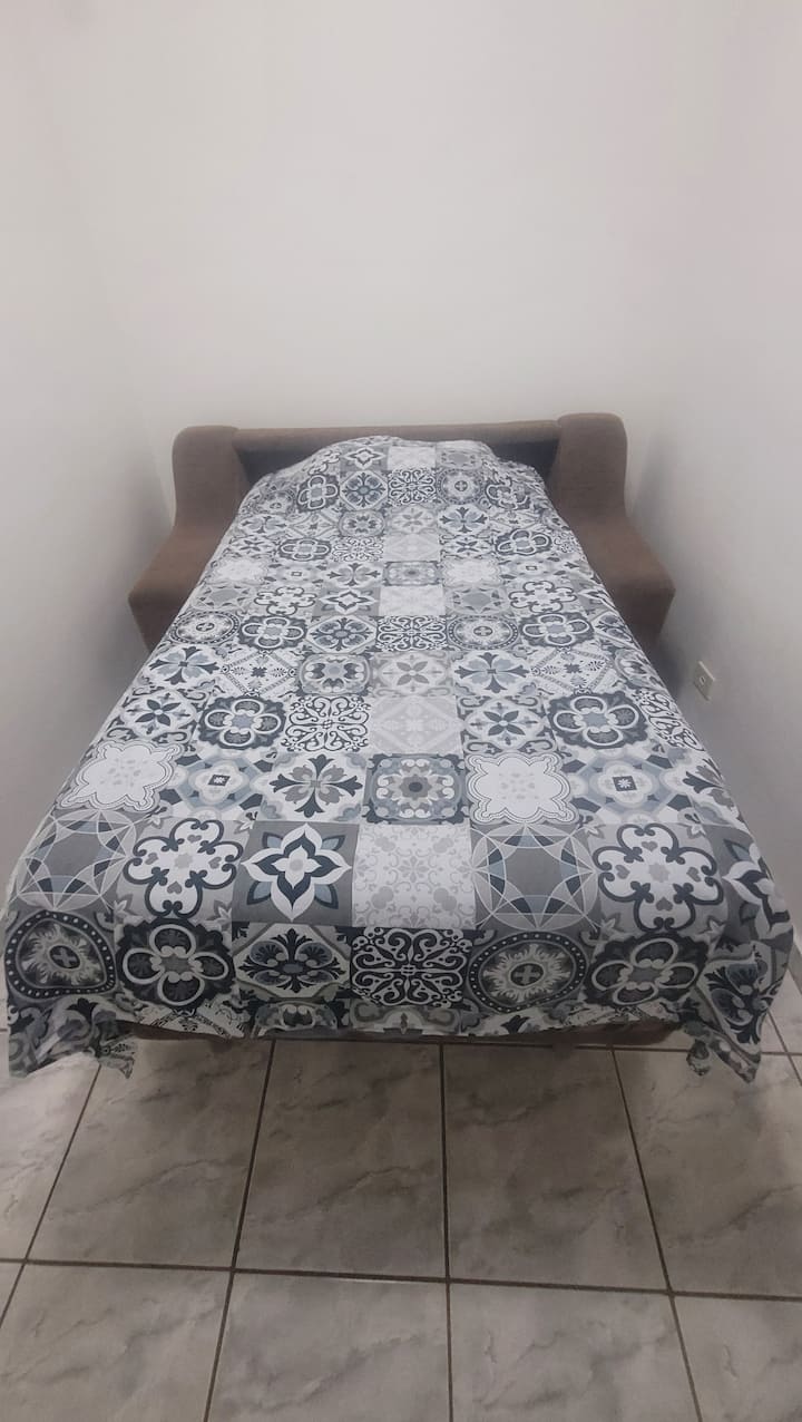 ספה נפתחת עם מזרן נהדר.