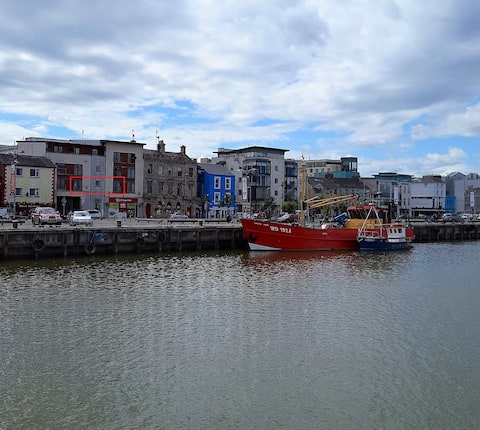 Central Modern Apartment overlooking the Quay