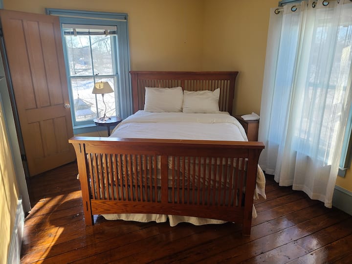 Segundo dormitorio en la planta superior con una cama tamaño Queen.