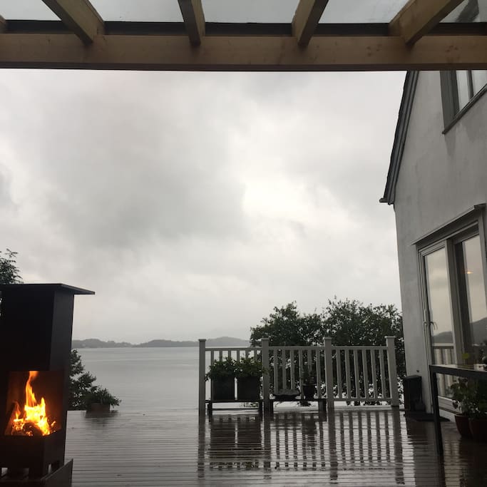 View from outdoor terracce towards fjord and livingroom terracce door.