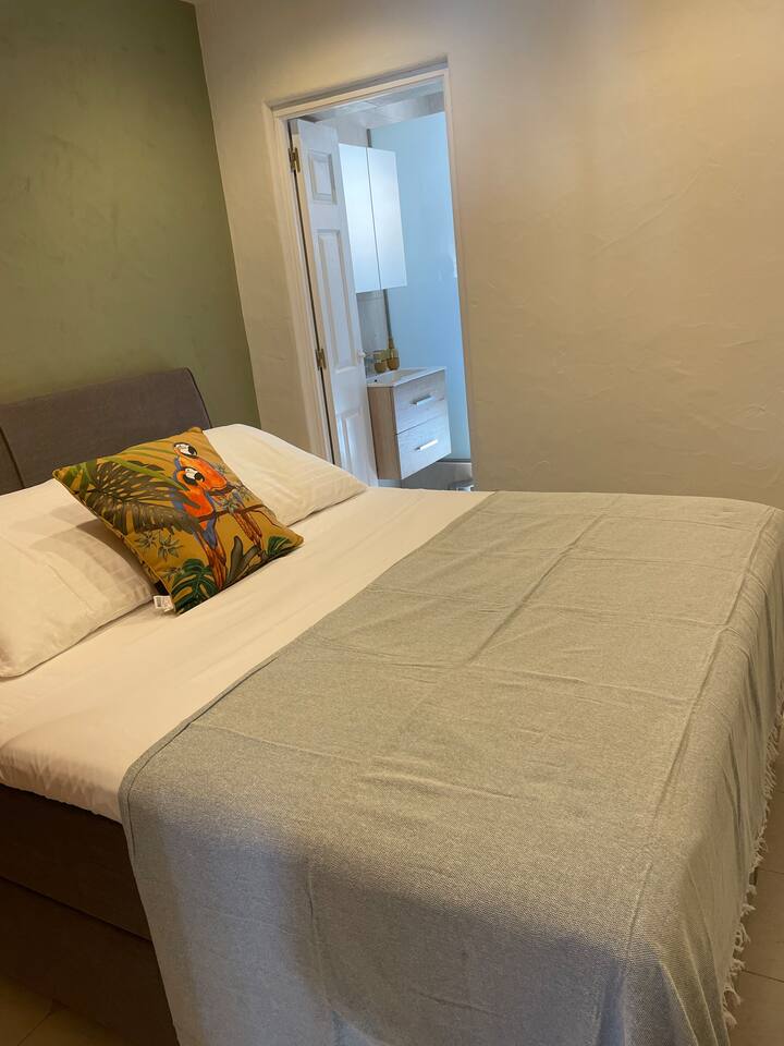 Втора спална соба со туш кабина 