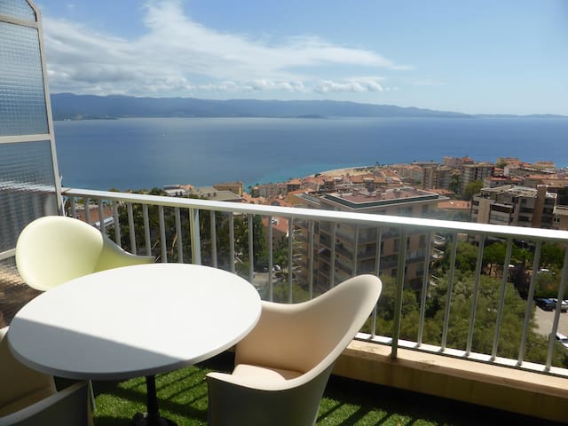 Beau studio .vue .proximité plages  