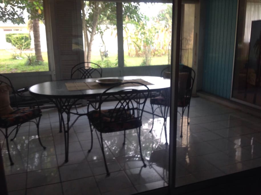 dine outside in the beautiful Florida weather
