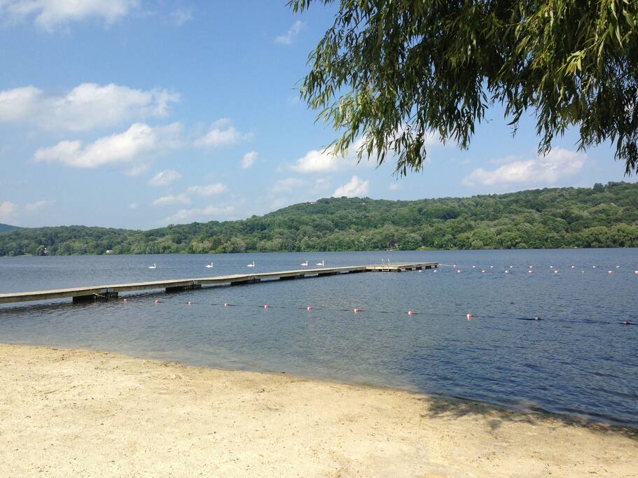 Peaceful Lake Cottage Houses for Rent in Patterson, New York, United