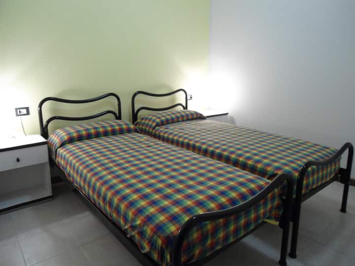 Segundo dormitorio con dos camas individuales.