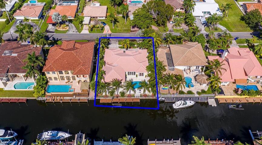 Waterfront Paradise VILLA with heated pool gallery image 3