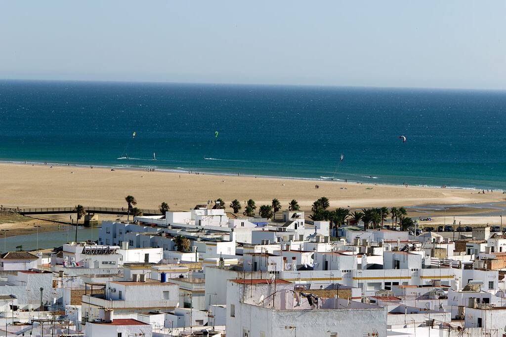 Playa de Conil, familias, deportes surf, windsurf, kite surf, pesca