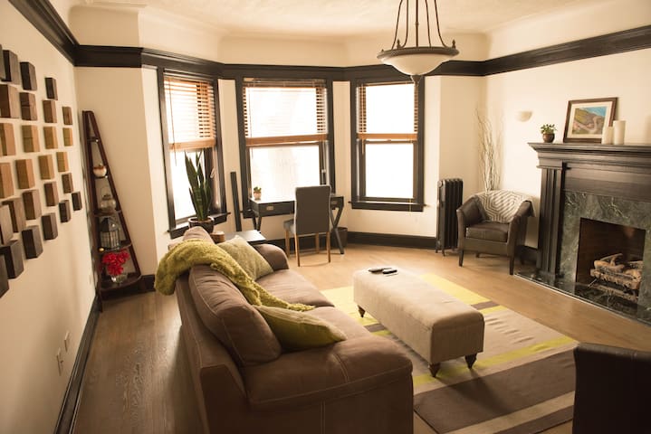 Stylish Lincoln Park 2BR w/patio