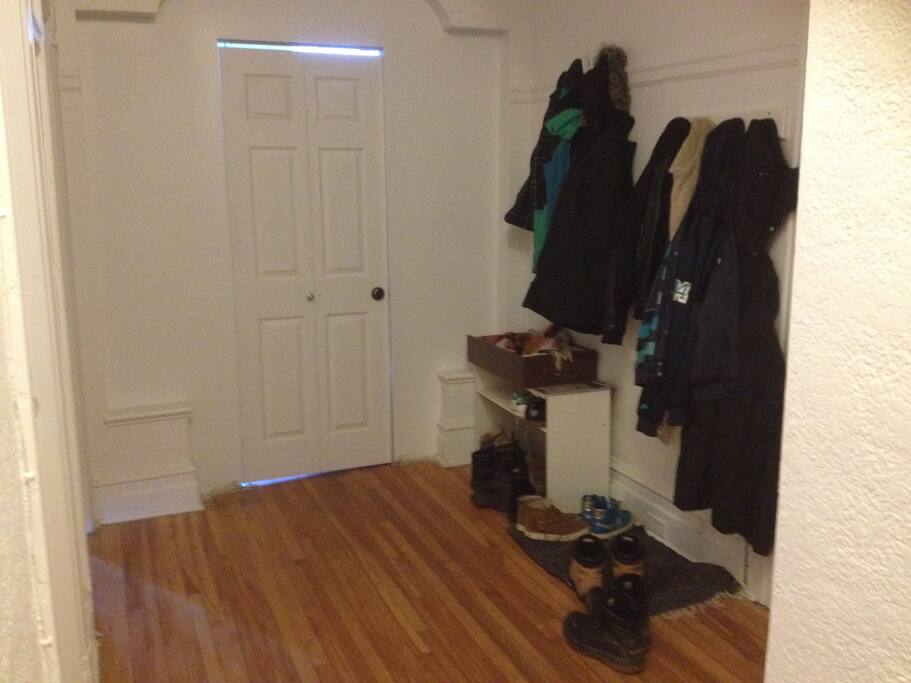 l'entrée et la porte menant à la chambre