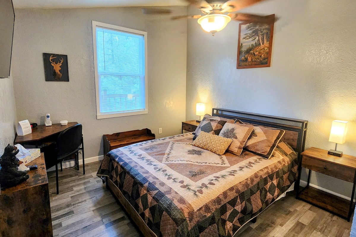 Otopite se u bračnom krevetu s madracem od memorijske pjene i egipatskim pamučnim plahtama. Mala radna stanica i 40" LED Samsung Smart TV A puni ormar i vlastita kupaonica s tuš kabinom i kišom.