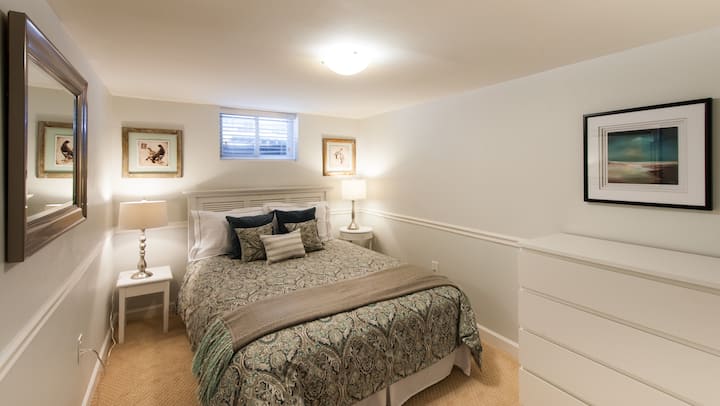Quarto bonito e confortável com muita atenção aos detalhes.  Uma cama Queen.