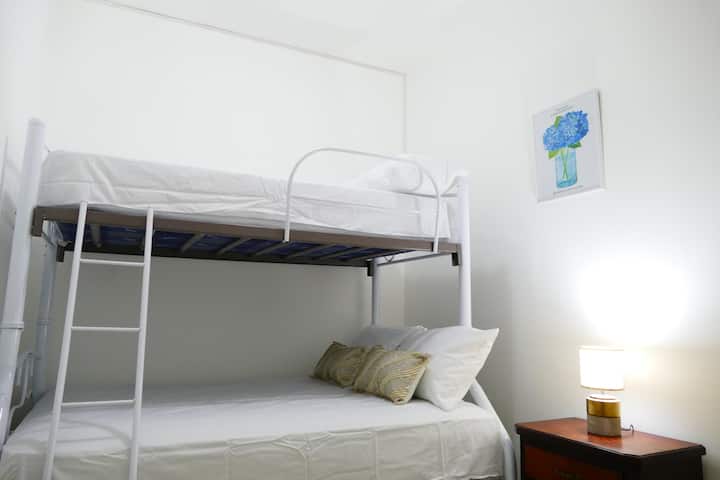 Двуетажно легло с 2 отделни легла. 
Двойно и индивидуално легло.