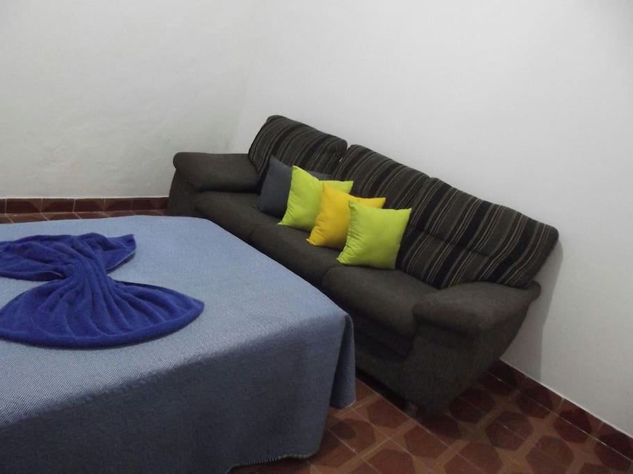 Quarto com cama e sofa