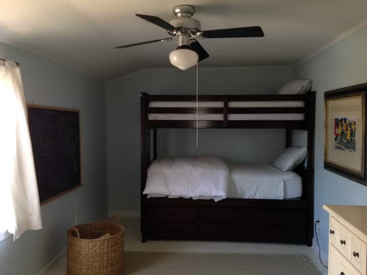 ზემო სართულის საძინებელი 3, ორსართულიანი საწოლი გასაშლელი მექანიზმით