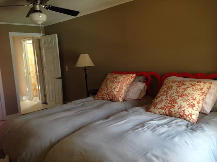 საძინებელი 2 ზედა სართულზე, ორი ერთადგილიანი საწოლით