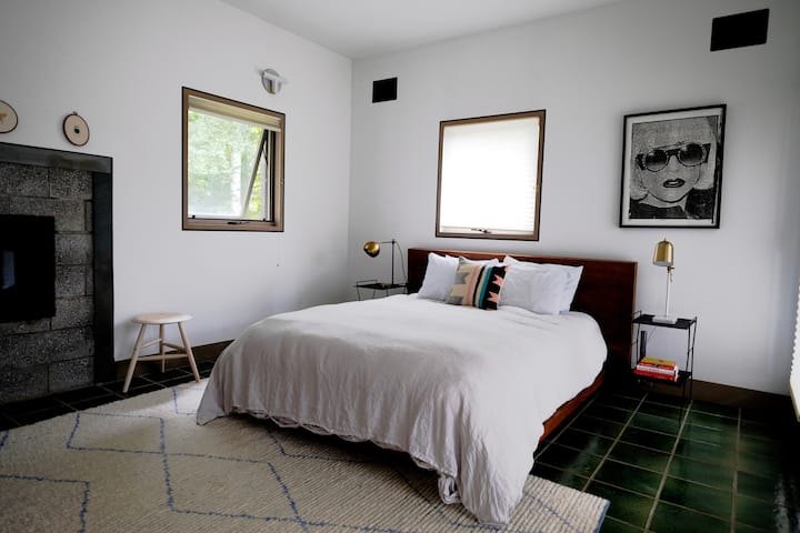 La habitación verde tiene una cama tamaño queen y baño completo.