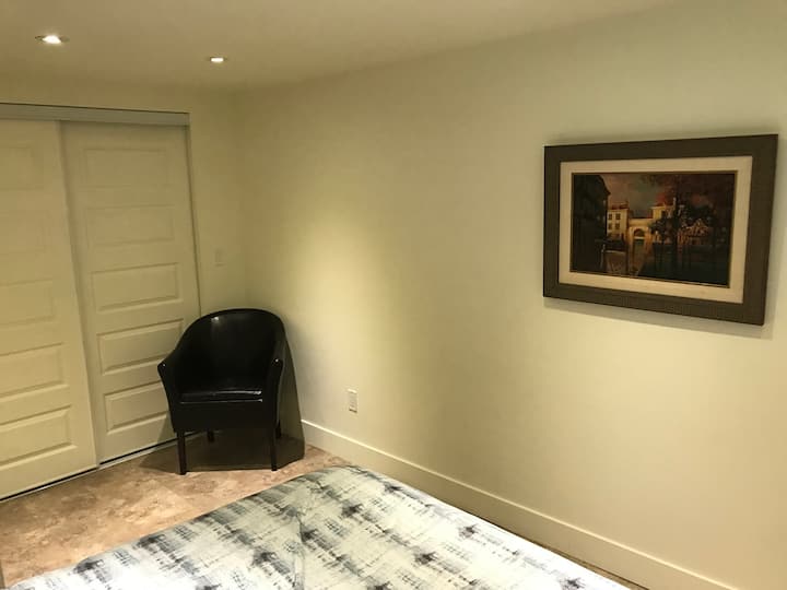 ห้องนอน 1 พร้อมเก้าอี้และตู้เสื้อผ้า