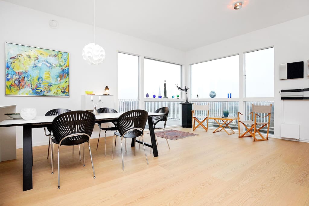 Main living and dinning room with a view