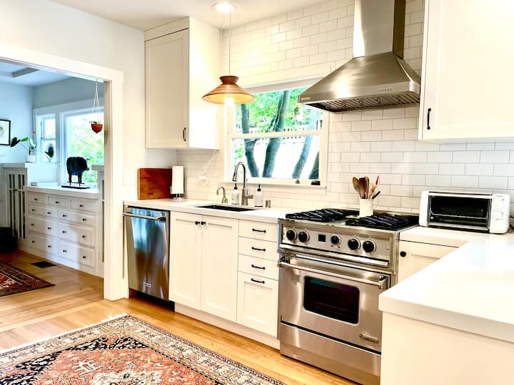 Equipped kitchen - island seats 2