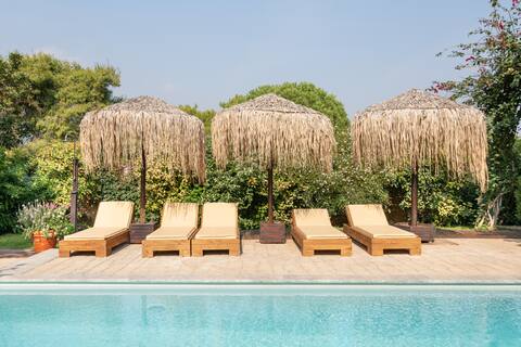 Turdus Merula Retreat - villas for large groups.