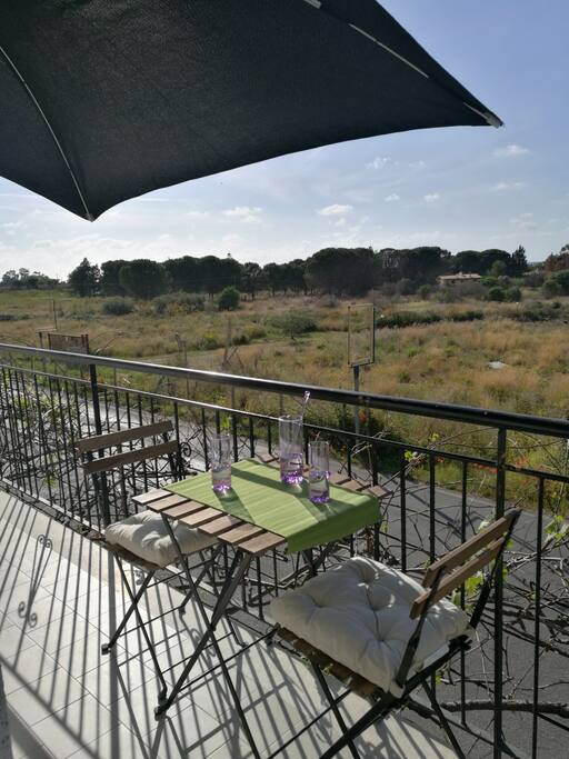 Balcone con vista mare per godere della meraviglia del sole che tramonta nel mare.
Balcony with sea view to enjoy the marvel of the sun setting in the sea
