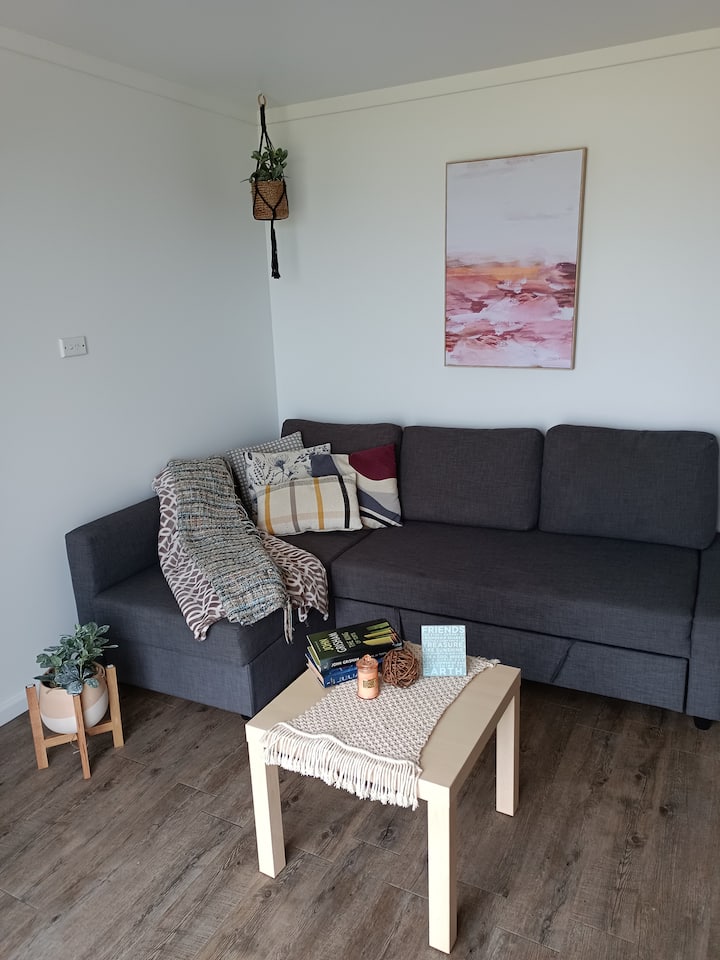 غرفة نوم في الطابق السفلي بإطلالة على الشاطئ وصالة أريكة قابلة للسحب وأسرّة بطابقين