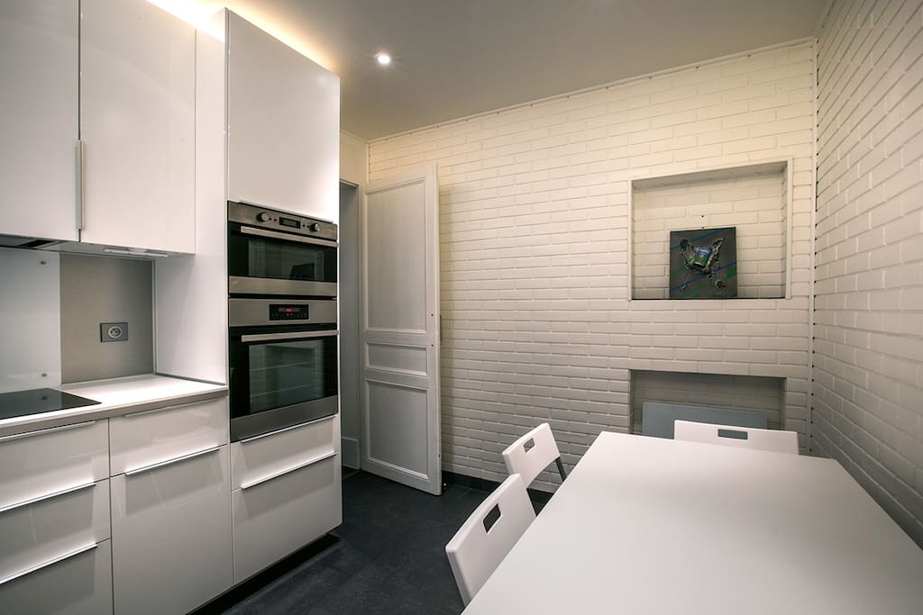 La cuisine peut recevoir confortablement 4 convives.