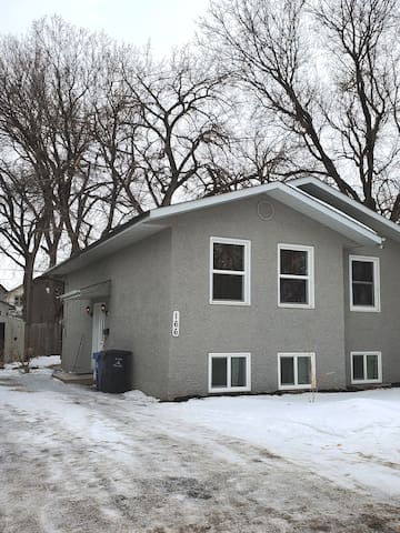 Modern 5brm 2bth quiet area close to downtown