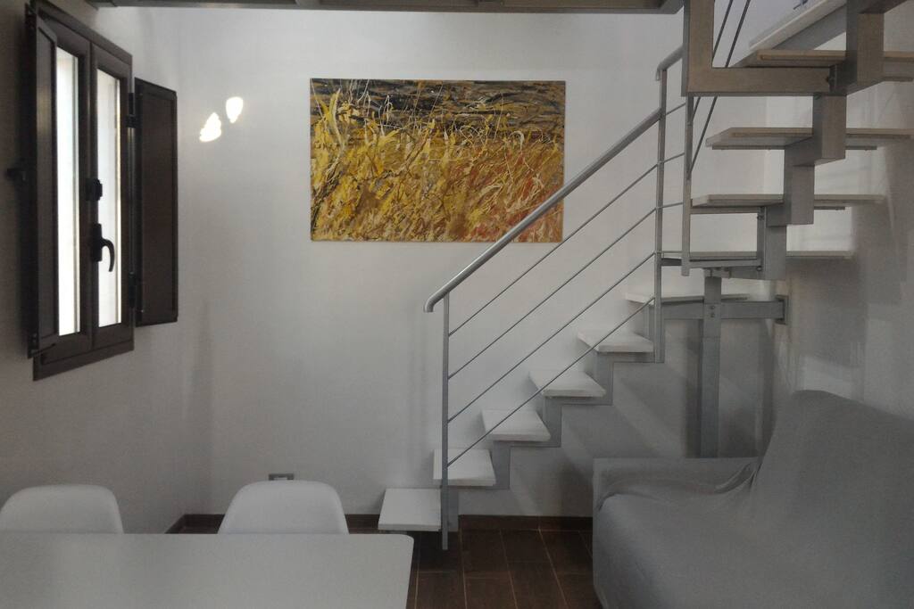 zona giorno con tavolo e divano letto