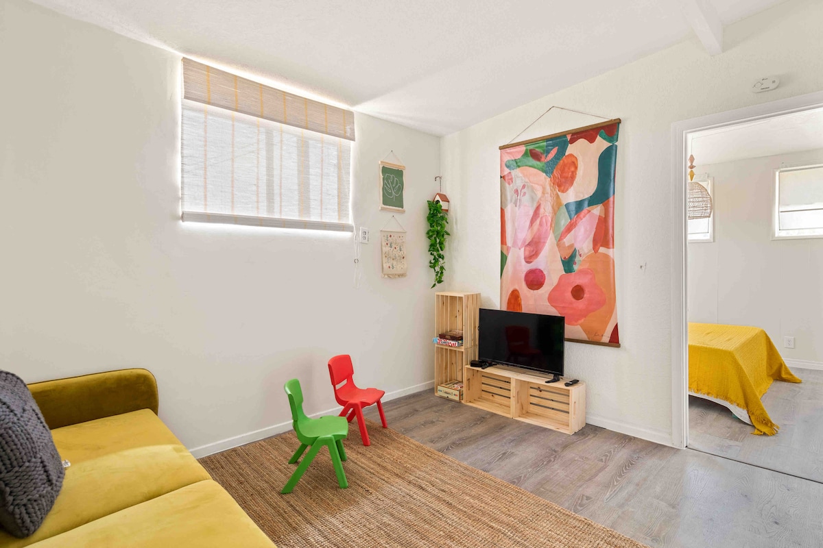 Habitación para niños con televisión pequeña. El sofá se convierte en cama. Aquí encontrarás juegos de mesa y juguetes de masticación para tu mascota.